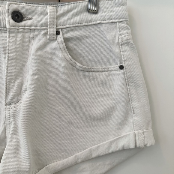 Cotton On Mid Rise Relaxed Denim Shorts - White - Picture 1 of 4